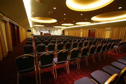 a conference room with a row of chairs at Hotel Zora in Primošten