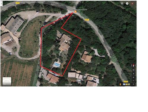 une carte d'une maison avec une ligne rouge dans l'établissement Argelliers, à Argelliers