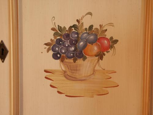 a painting of a vase of fruit on a wall at Agriturismo Colombarola in Sona