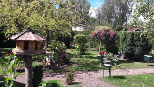 a garden with a bird house on a tree at Mobile-Home in Fürstenberg-Havel