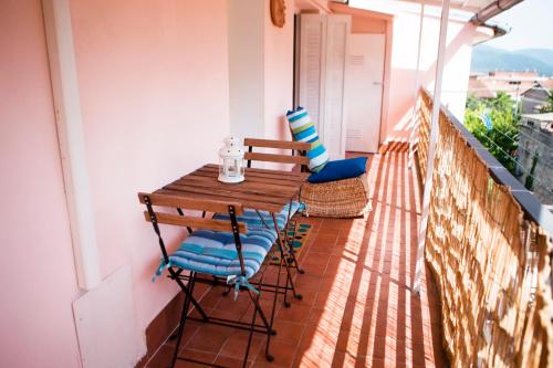 a balcony with a wooden table and chairs at Ambrosia in Pozzilli