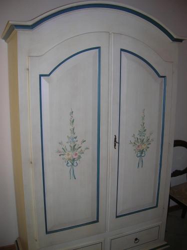 a pair of doors with flowers painted on them at Agriturismo Colombarola in Sona