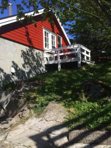 a red house with a white window on the side of it at Lofot Loftet in Svolvær