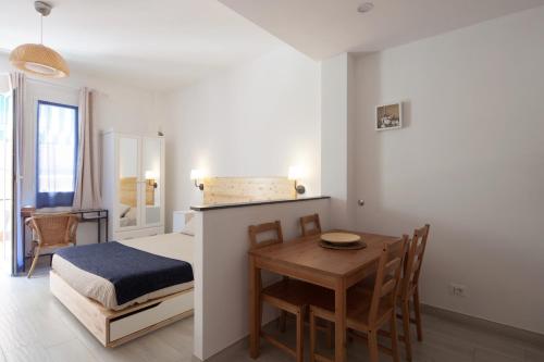 1 dormitorio con cama, mesa y escritorio en Sciuscettùa 5 Terre en Monterosso al Mare