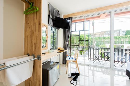 ナイヤンビーチにあるDwell Phuket Airport Hotel at Naiyangのバルコニーの景色を望むキッチン