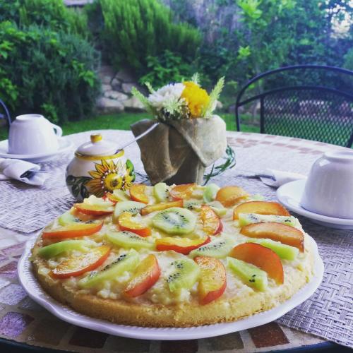 a pizza on a plate on a table at Agriturismo Colleverde Capalbio in Capalbio