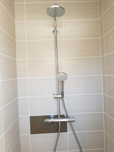 une douche avec pommeau de douche dans une salle de bain dans l'établissement Gîte Les Grillons, à Draguignan
