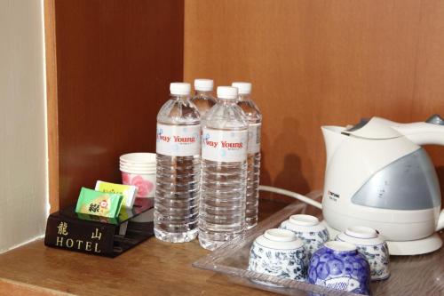 a table with bottles of water and a blender at Long Shan Hotel in Jiaoxi