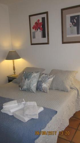 1 dormitorio con 1 cama con toallas en Les Hauts des Materonnes en Tourves