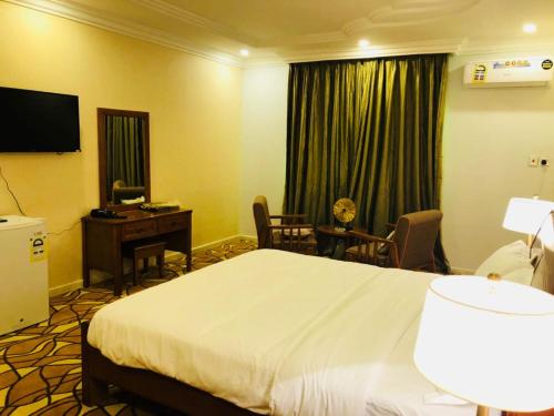 Cama ou camas em um quarto em بيت السلطانة للشقق الفندقية شمال محافظة النماص
