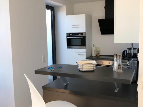 a kitchen with a counter with a stove top oven at Tor zum Meer in Helgoland
