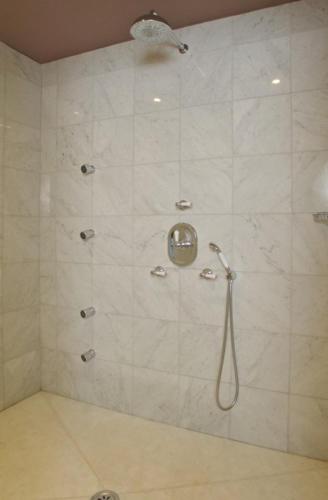 een douche met een douchekop in een badkamer bij Château Juvenal in Saint-Hippolyte-le-Graveyron