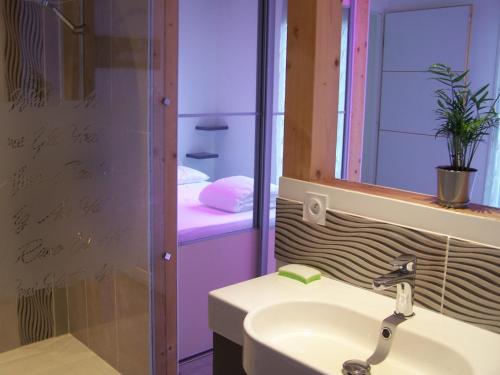 une salle de bain avec un lavabo et un miroir dans l'établissement Villa Némausa / Saint-Aygulf, à Saint-Aygulf