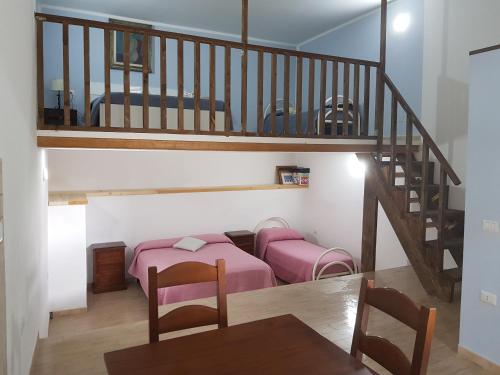 ein Wohnzimmer mit einem Sofa unter einer Treppe in der Unterkunft casa nostra in Ceraso