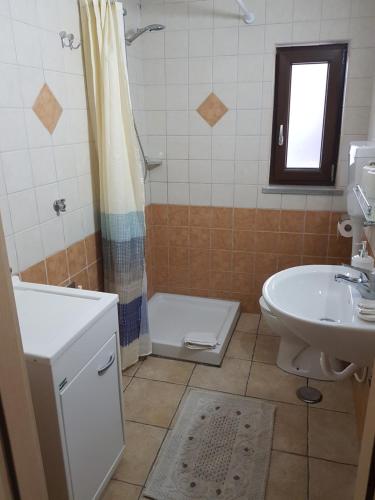 ein Bad mit einem Waschbecken, einem WC und einer Dusche in der Unterkunft casa nostra in Ceraso