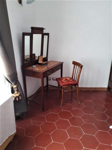 a desk with a mirror and a chair in a room at Da Vittoria in Anagni