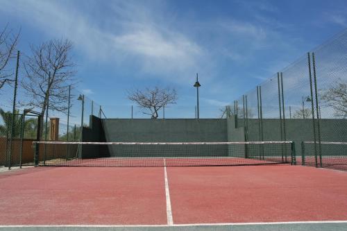 Los Pelicanos by Ĥ tesisi ve yakınında tenis ve/veya squash olanakları