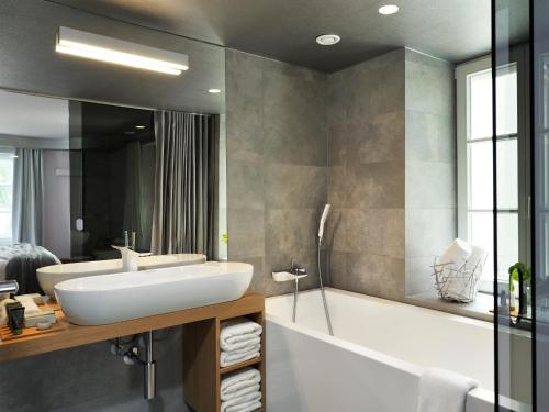 A bathroom at Vander Urbani Resort - a Member of Design Hotels