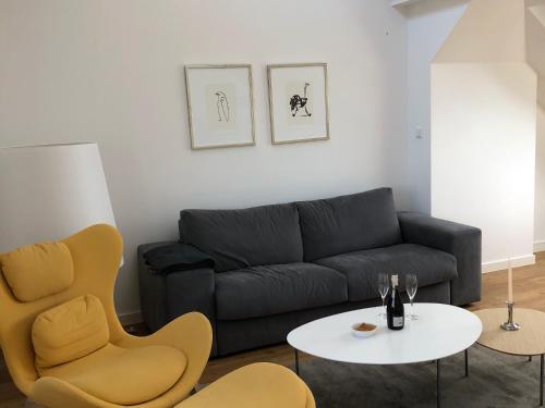 a living room with a couch and a table and chairs at Tor zum Meer in Helgoland