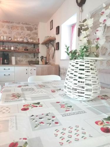 Dapur atau dapur kecil di Holiday Home Jadrić