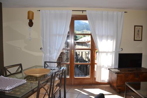 a dining room with a table and a window at Casa Rural Borda Marianet in Cerler