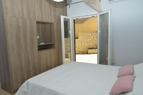 Ein Bett oder Betten in einem Zimmer der Unterkunft Tilemachos House near Corfu town