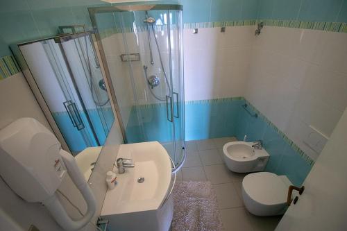 a bathroom with a sink and a shower and a toilet at Residenza Le Sprizze in Bagno