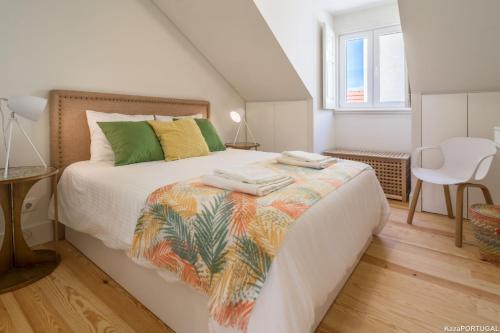 een slaapkamer met een groot bed in een kamer bij Cardal Deluxe Apartment in Lissabon