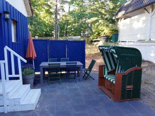 バーベにあるBlaues Hausのパティオ(テーブル、椅子、青いフェンス付)