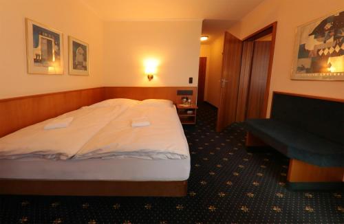Gulta vai gultas numurā naktsmītnē Karaman Group Hotel