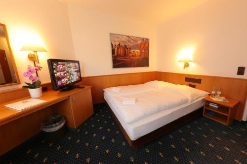 Gulta vai gultas numurā naktsmītnē Karaman Group Hotel