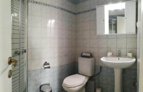 ポリギロスにあるPhiloxenInnのバスルーム(トイレ、洗面台付)
