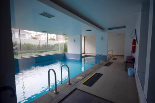 uma grande piscina interior com uma grande janela em Departamento 3 Norte em Viña del Mar