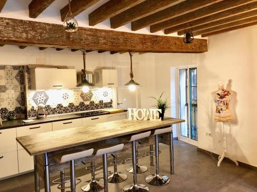 eine Küche mit einer hölzernen Arbeitsplatte in einem Zimmer in der Unterkunft VistaBonitaHome2 in Alicante