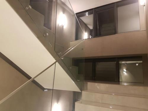 una imagen de una escalera en un edificio en Doctor House Hotel, en Talas