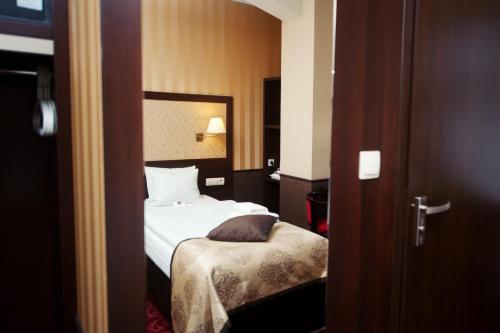 Ένα ή περισσότερα κρεβάτια σε δωμάτιο στο Hotel Wielopole