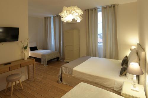 A bed or beds in a room at Le Cercle Chambres climatisées