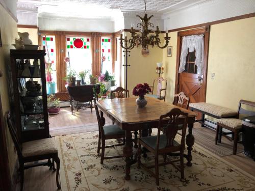 溫頓的住宿－古董玫瑰溫德姆酒店，一间带木桌和椅子的用餐室
