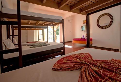 מיטה או מיטות קומותיים בחדר ב-Pagudpud Rinnovati