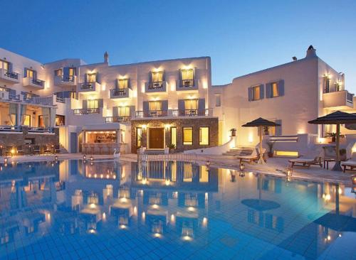 a swimming pool in front of a large building at Grand Beach Hotel in Mýkonos City