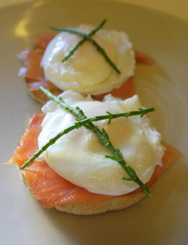 大雅茅斯克尔布兰南旅馆的两颗水煮蛋配面包、三文鱼和蔬菜