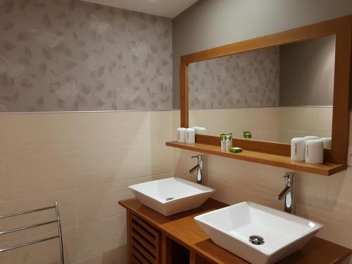 une salle de bain avec deux lavabos et un miroir dans l'établissement B&B Les Grillons, à Draguignan