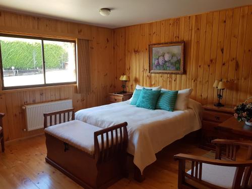 a bedroom with a large bed and a window at Shangrila Tunquen in Tunquén