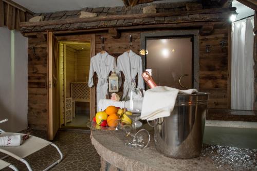 eine Küche mit einer Theke mit einer Schale Obst in der Unterkunft Historic Hotel Ristorante La Stua in Cavalese
