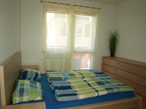 sypialnia z łóżkiem i oknem w obiekcie Apartman Self check in/out Vrchlabi w Vrchlabi