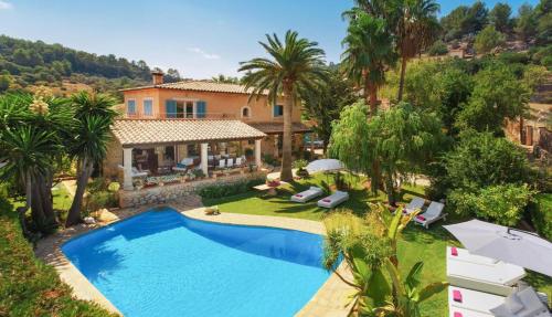 an aerial view of a house with a swimming pool at Font in Mancor del Valle