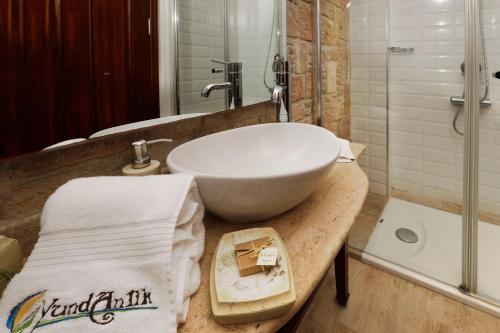 A bathroom at YundAntik Cunda Konaklari