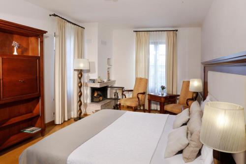 A bed or beds in a room at YundAntik Cunda Konaklari