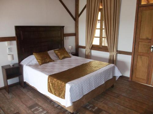 Un dormitorio con una cama grande y una ventana en Holidayhome Buena Vista, en Trinidad