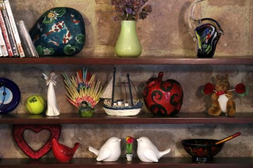 a shelf with vases and other items on it at YundAntik Cunda Konaklari in Ayvalık